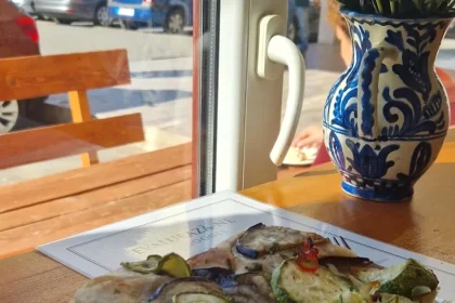 Meniul zilei la Korn Atelier, lângă Piața Cibin: focaccia, salată și băutură, 35 lei