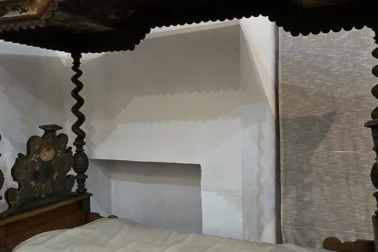 Muzeul Casa Altemberger se alătură glumelor de pe internet despre patul cu baldachin