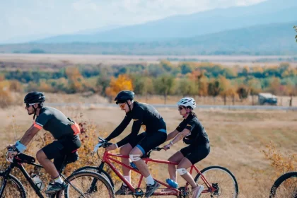 Nevăzătorii Florentina și Marius au pedalat 60 km pe tandem prin Țara Oltului