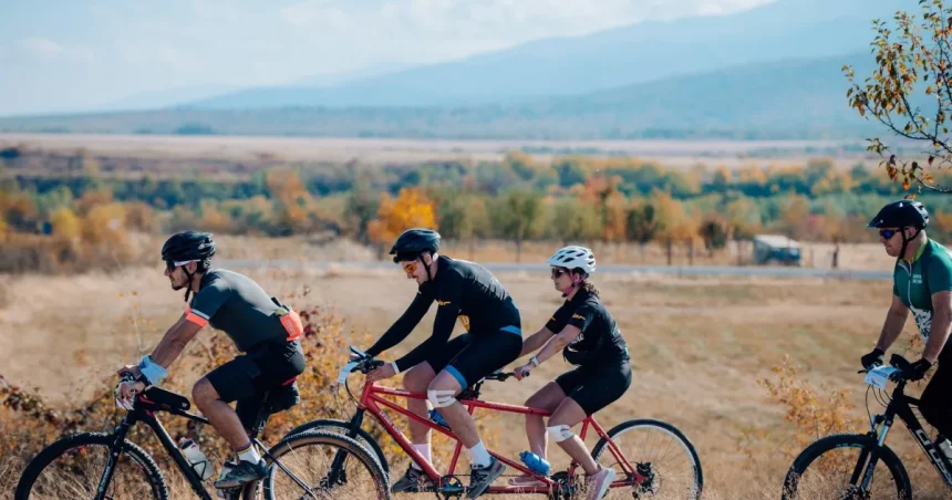 Nevăzătorii Florentina și Marius au pedalat 60 km pe tandem prin Țara Oltului