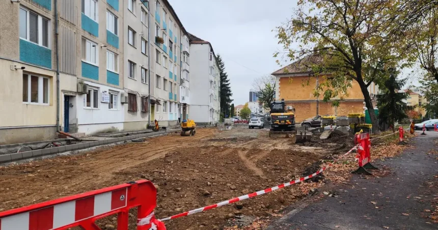 Parcare nouă lângă Poliție, cu ieșire pe Revoluției. Primăria, despre copacii tăiați