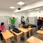 Peste 40 de părinți au montat dulapuri la o școală din Sibiu, în ziua liberă