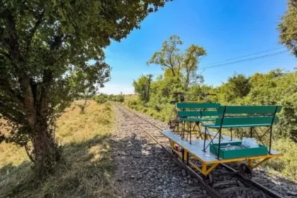 Plimbare pe șine cu ciclodrezina reabilitată a Mocăniței, disponibilă pentru închiriere