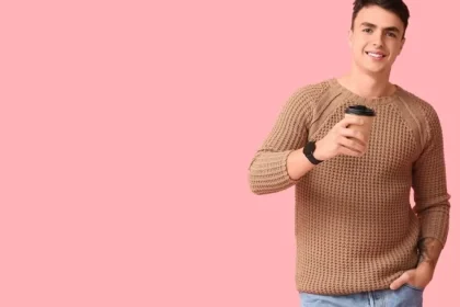 Pulovere care nu fac scame: cum alegi tricotajele rezistente la purtări repetate