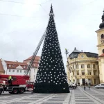 Sibienii și turiștii despre bradul din octombrie: prețuri „cât steluța din vârf”