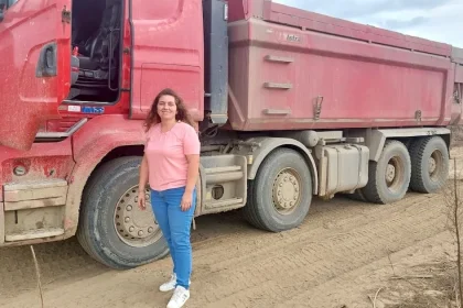 Singura femeie șofer de basculă dintr-o balastieră din Sibiu