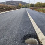 Strada Salcâmilor, în lucru: asfalt parțial și stâlpi noi