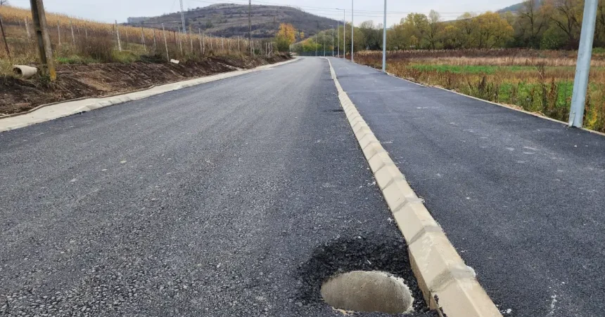 Strada Salcâmilor, în lucru: asfalt parțial și stâlpi noi