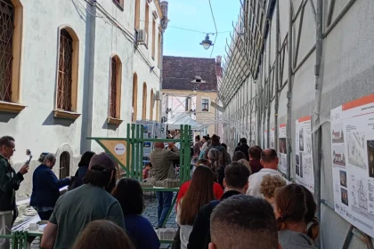 Tur ghidat în Sibiul istoric: plafonul Băncii Albina se sprijină pe șine de cale ferată