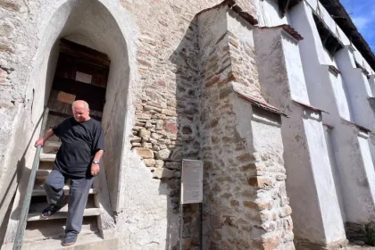 Ultimii sași din Stejărișu: povestea lui Nea Miș despre casă și credință