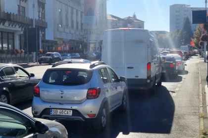 Un singur semafor „de giratoriu” a pornit marți dimineața: „Un pic de haos, domnule”