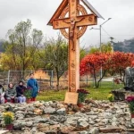 Vârstnicii din Săliște au troiță în parcul căminului unde locuiesc